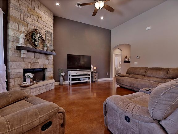 4th image of 220 Angela Dr