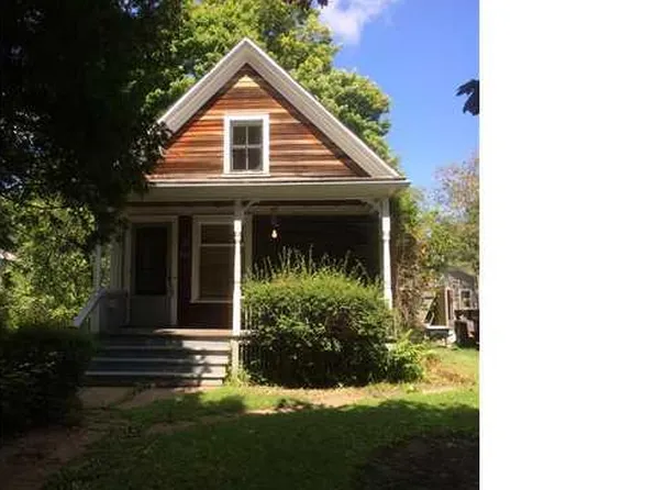 592 Oakwood Ave, East Aurora, NY 14052