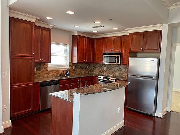 3rd image of 601 Main St