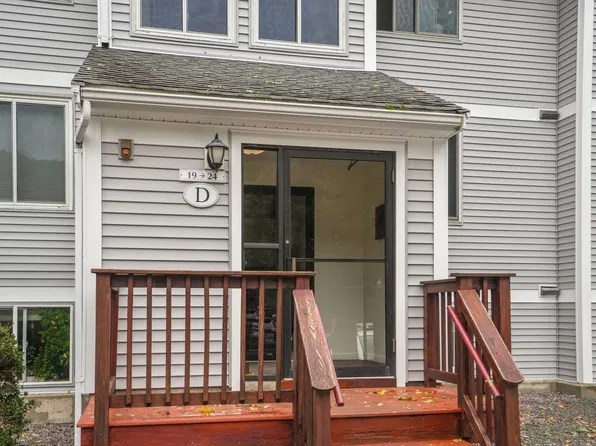 330 Sunderland Rd Unit 22, Worcester, MA 01604