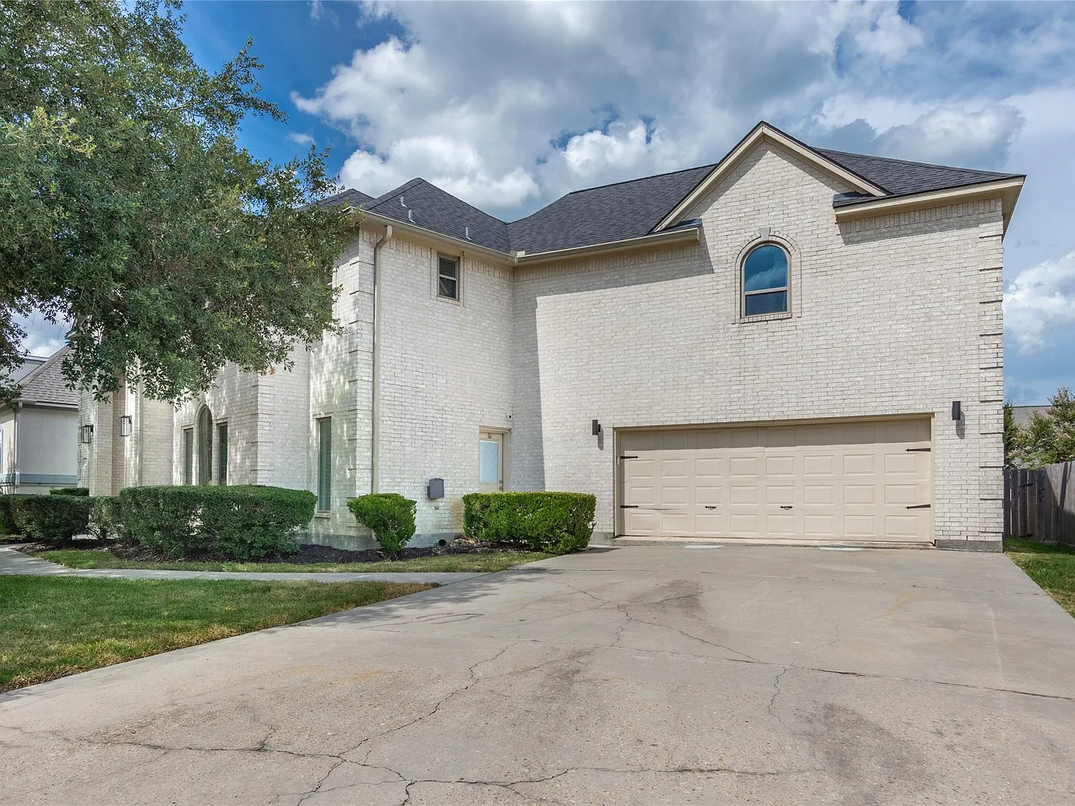 6 bed, 5.0 bath, 4754 sqft, $4,799 — Photo 3