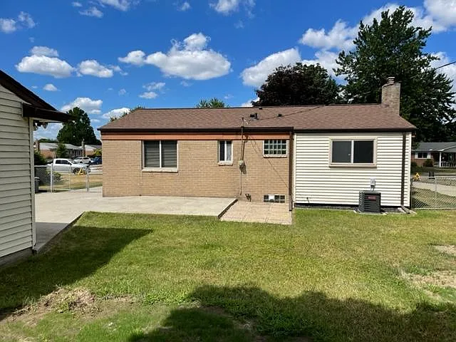 3 bed, 950 sqft, $1,950 — Photo 3