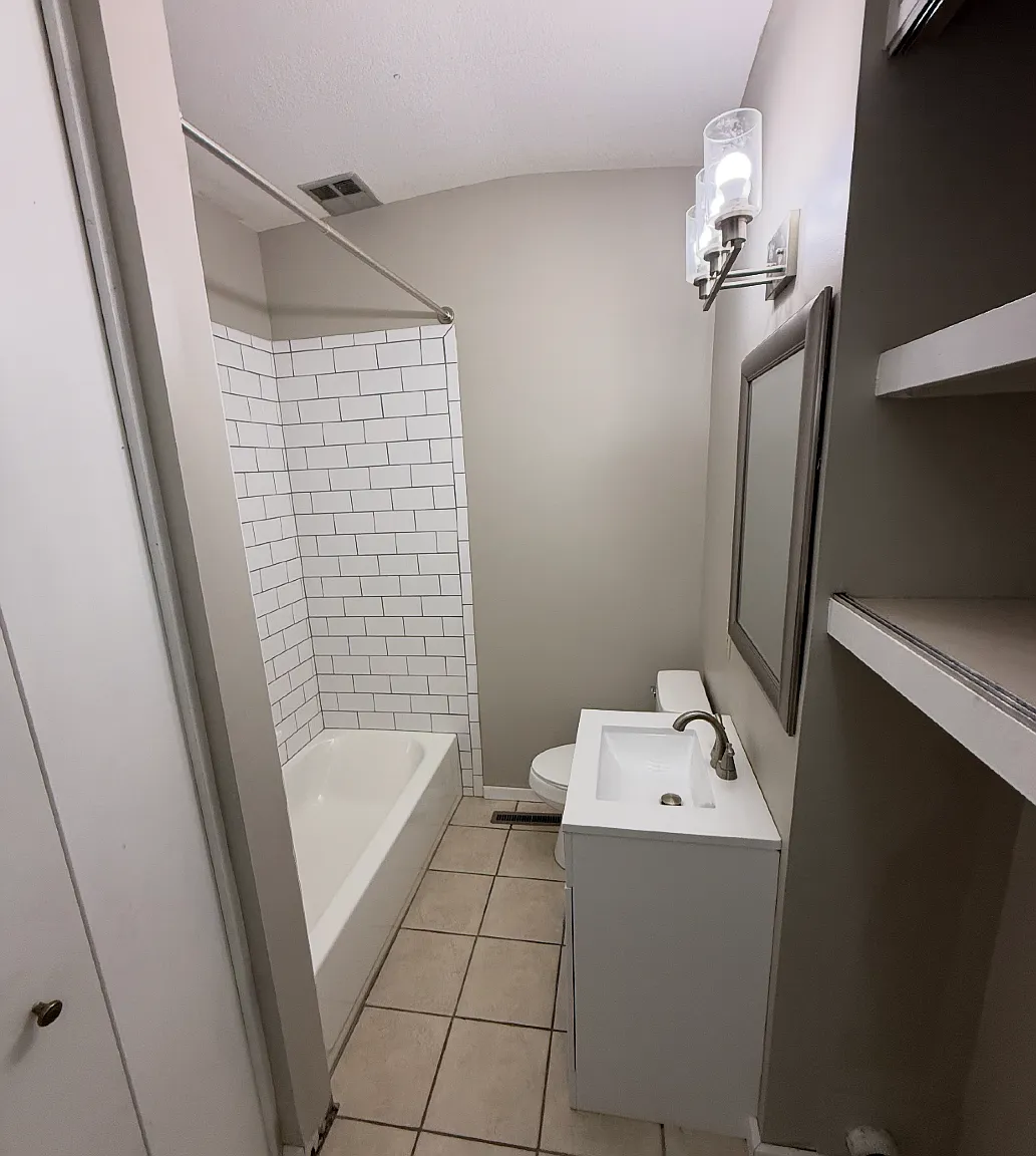 3 bed, 1.0 bath, 924 sqft, $1,375 — Photo 3