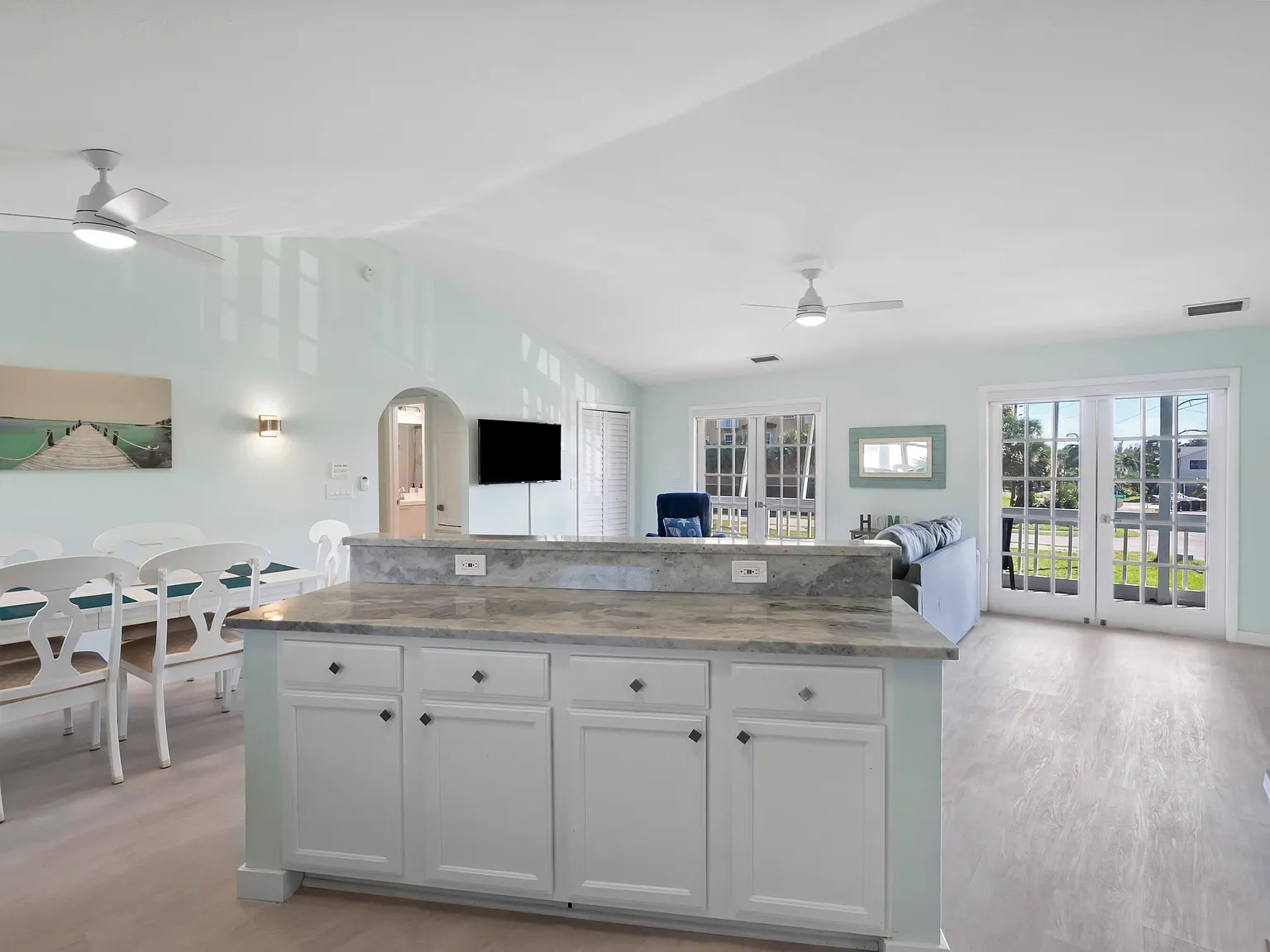 2 bed, 6.0 bath, 3395 sqft, $3,200 — Photo 3