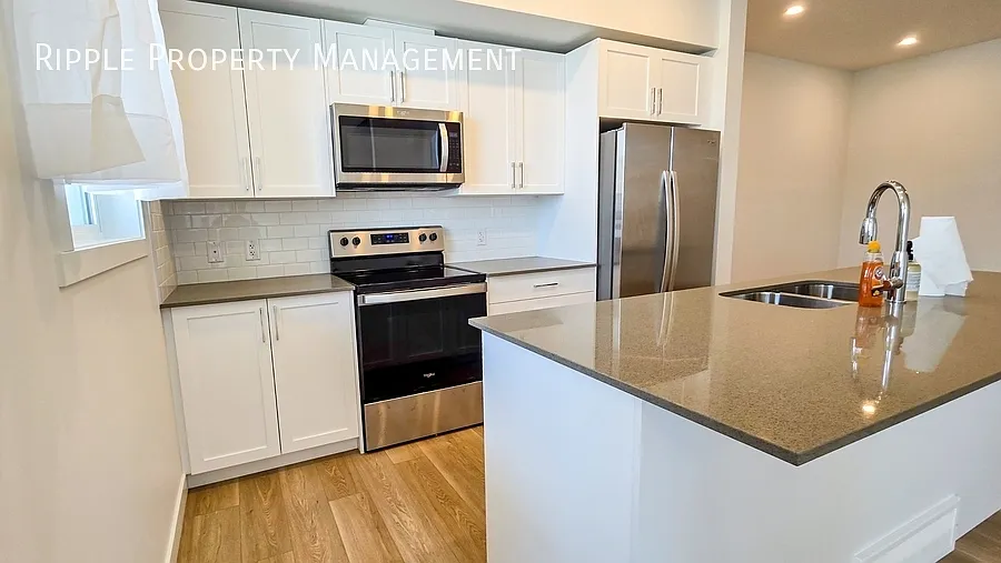 Modern 2 Beds, 2.5 Baths TownHouse | No Pets Allowed — Photo 4