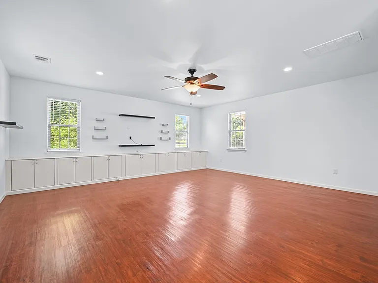 330 Howard Ln — Photo 7