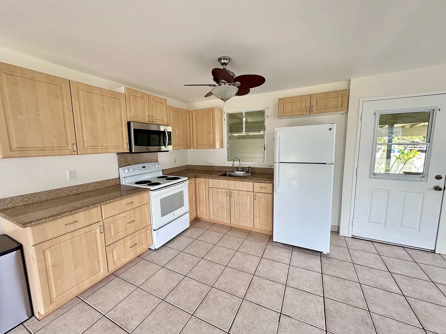 For Rent - Coconut Grove 420A Oneawa St. — Photo 3