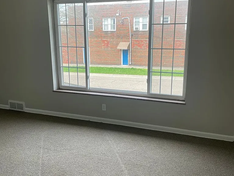 1531 Redwood Ave — Photo 8