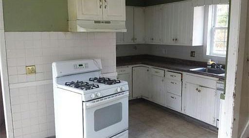 3rd image of 104 West St