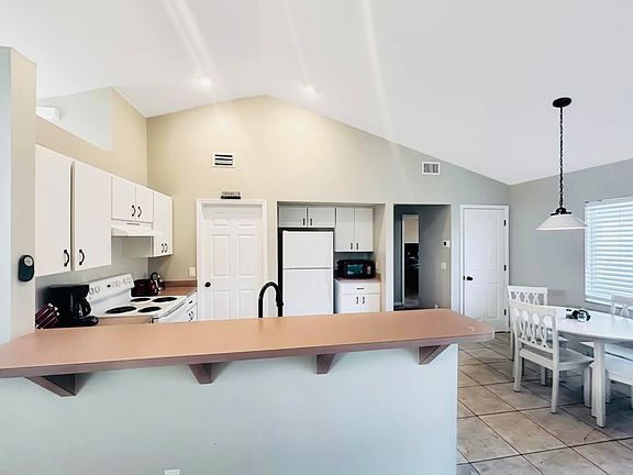 4th image of 1005 SW 18th Ave