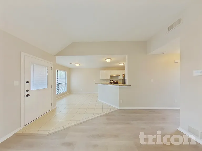 108 Parkwood Ct — Photo 3