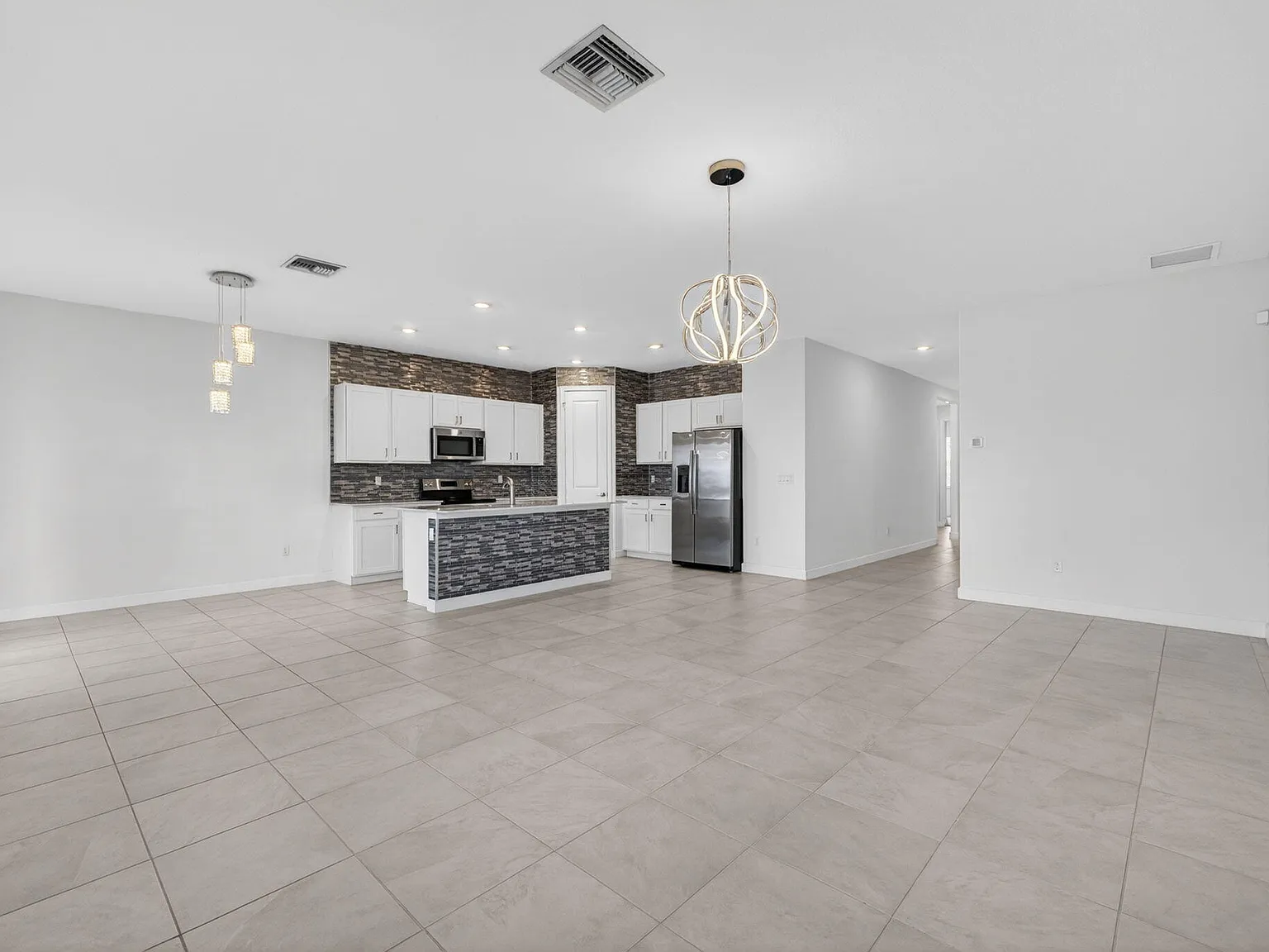 4 bed, 2.0 bath, 1935 sqft, $3,000 — Photo 2