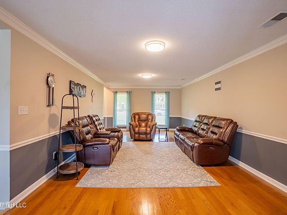 5th image of 952 Greenfield Pl