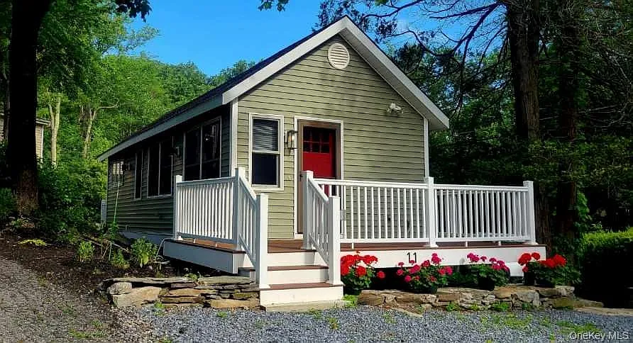 11 Curry Rd