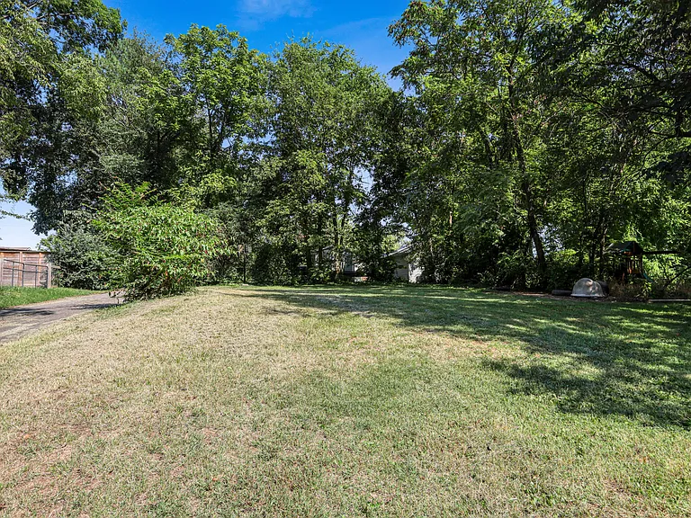 320 Oak St — Photo 13