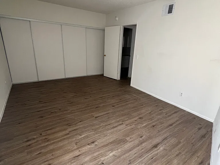 Lennox Lanai Apartments — Photo 44