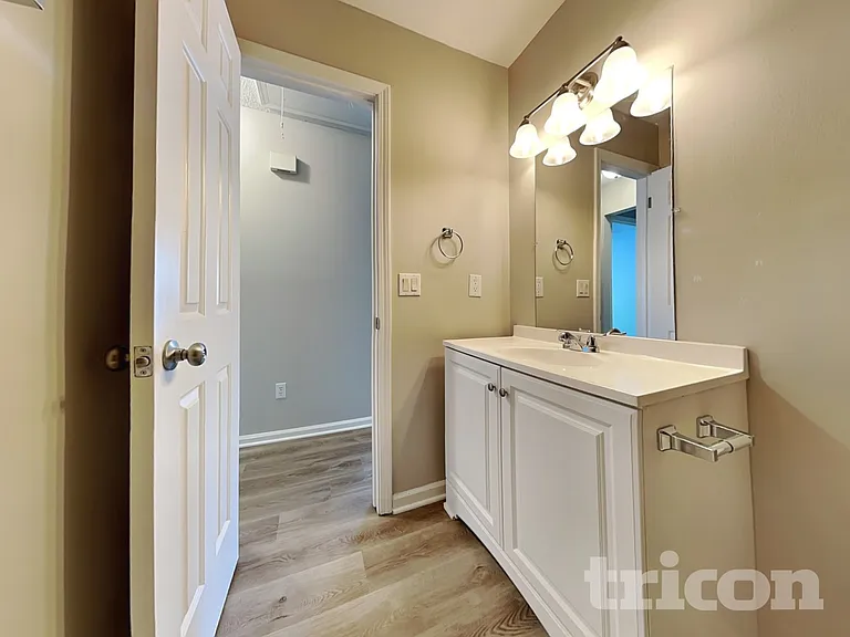 504 Lord Howe Rd — Photo 13
