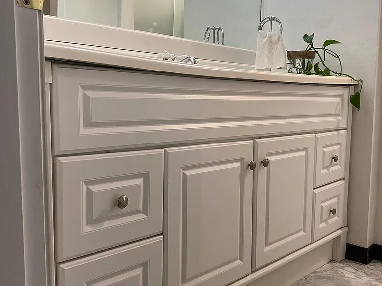 6' long vanity with tons of storage. Large vanity mirror and new 3 can track lighting for excellent makeup application.