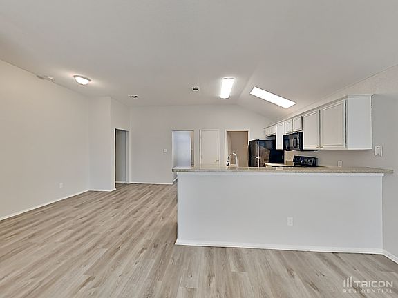 3rd image of 705 W Colony Dr