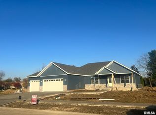 404 Manor Hill Dr, Chatham, IL 62629