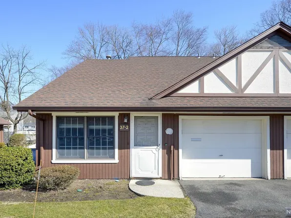 37-2 Tamaron Dr, Waldwick, NJ 07463