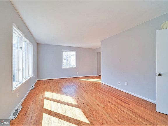 2nd image of 1912 S Glebe Rd
