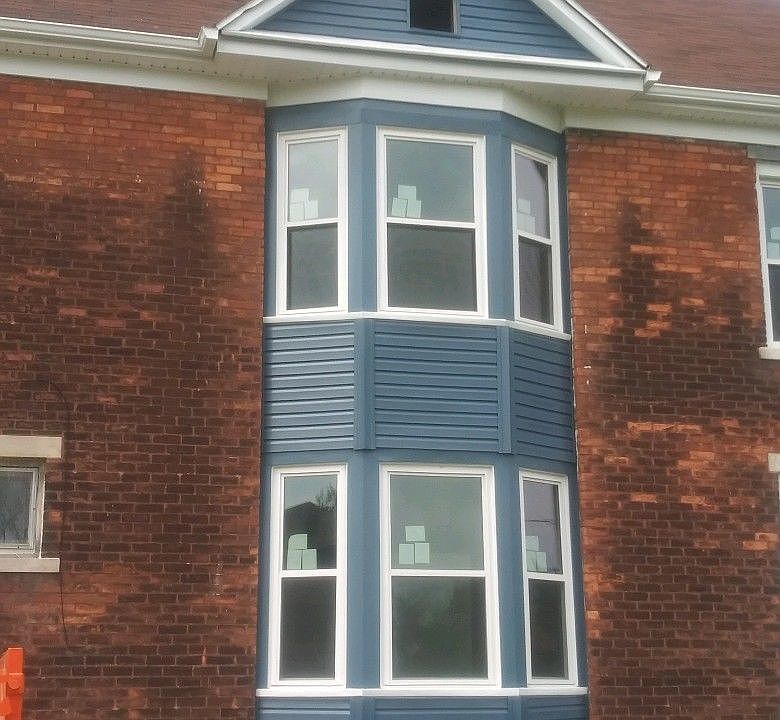 Beautiful bay windows! Lower unit.