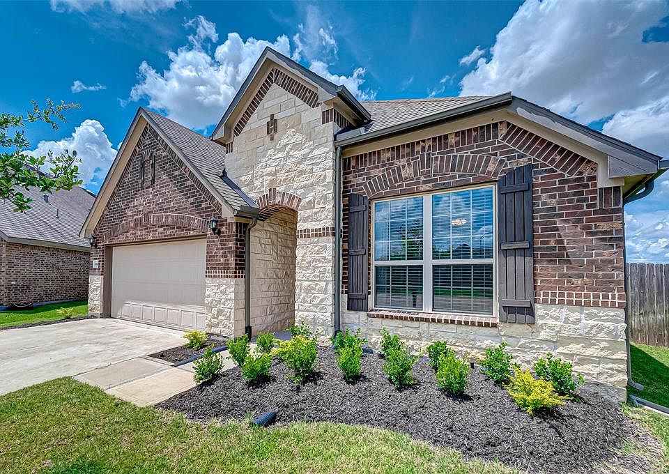 You must see this beautiful homein the community of KingCrossing! With an open floorplan, gourmet kitchen andPrimary bedroom suite, thishome has it all!