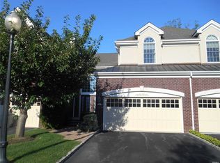 28 Hathaway Ln, Manhasset, NY 11030