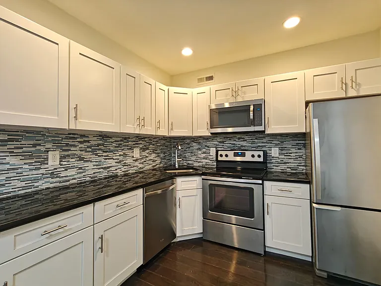 1422 W Girard Ave #33 — Photo 2