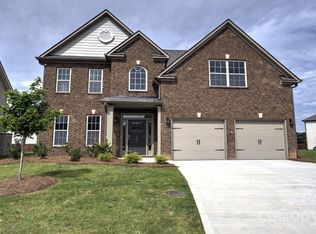 393 Fox Cove Rd, Hendersonville, NC 28792