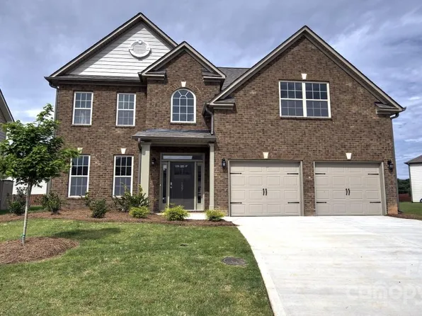 393 Fox Cove Rd, Hendersonville, NC 28792