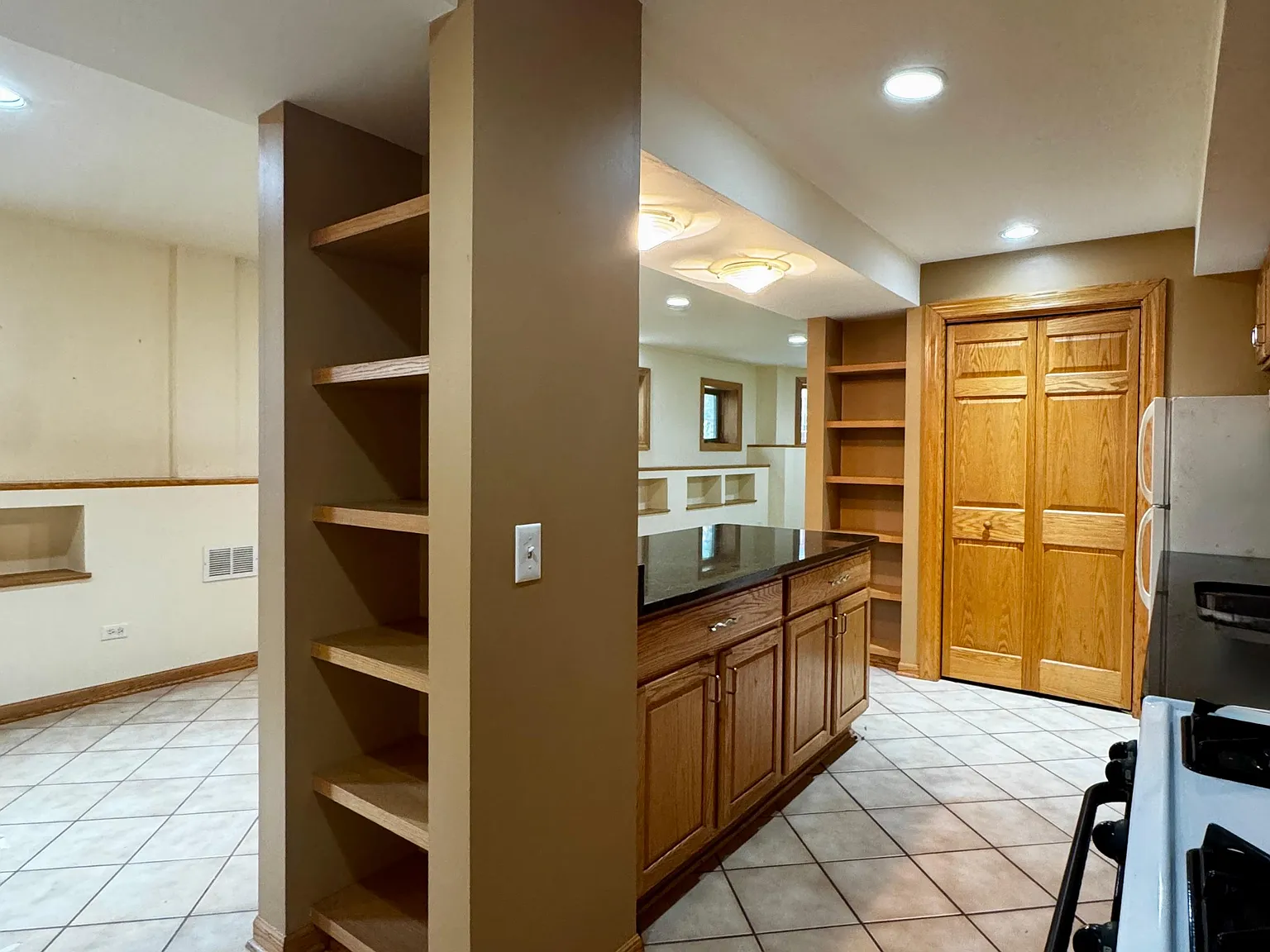 Studio, 700 sqft, $1,850 — Photo 2