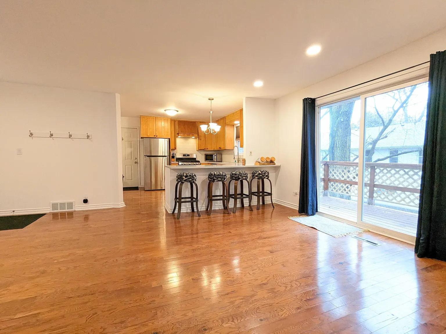 3 bed, 1212 sqft, $2,200 — Photo 4