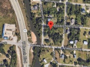 102 Livingston Dr, Pass Christian, MS 39571