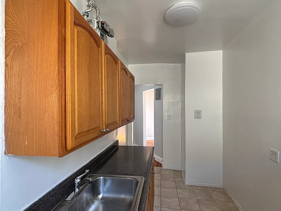 181 E 205th St #4F