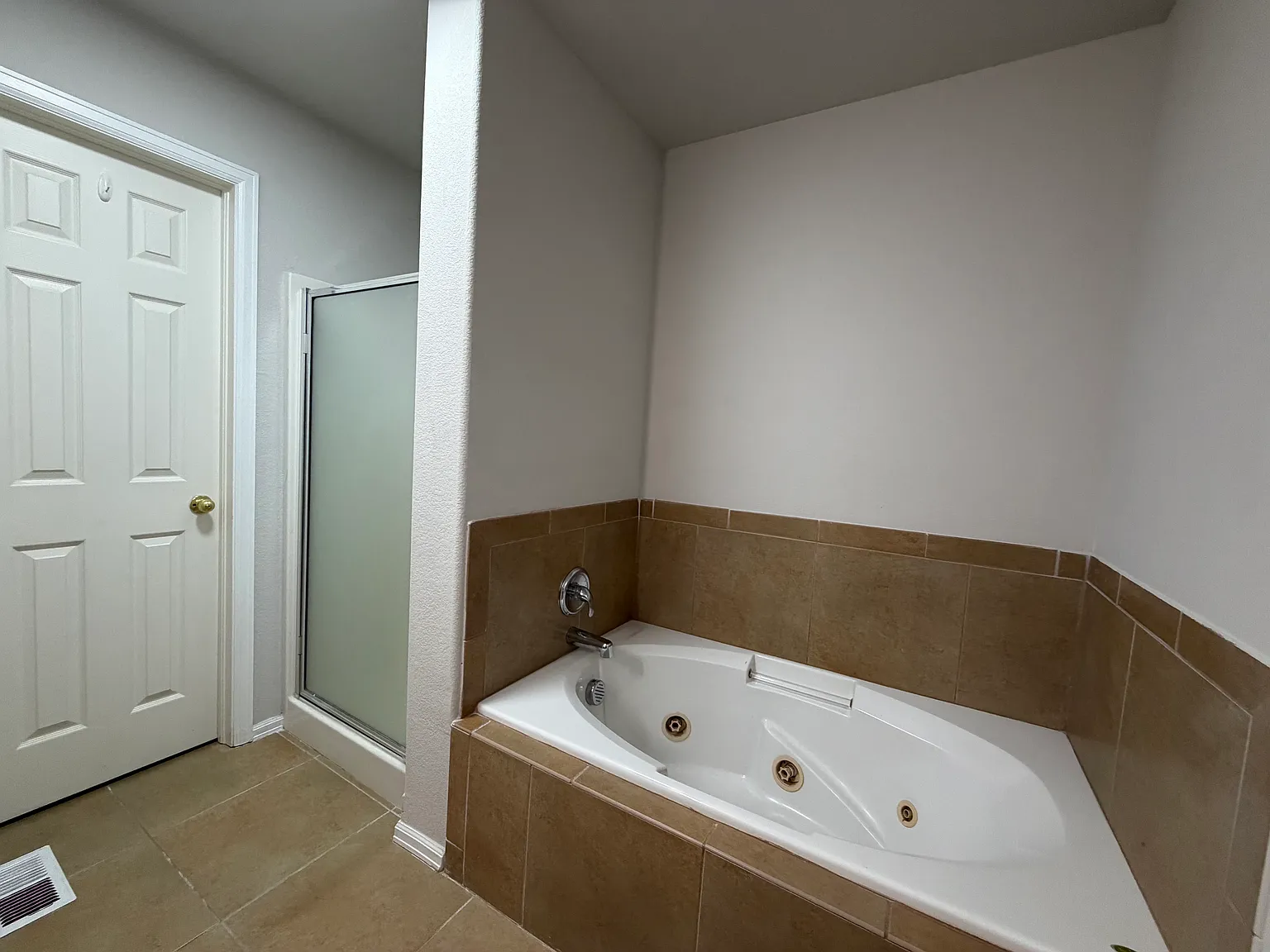 4 bed, 2100 sqft, $2,295 — Photo 4