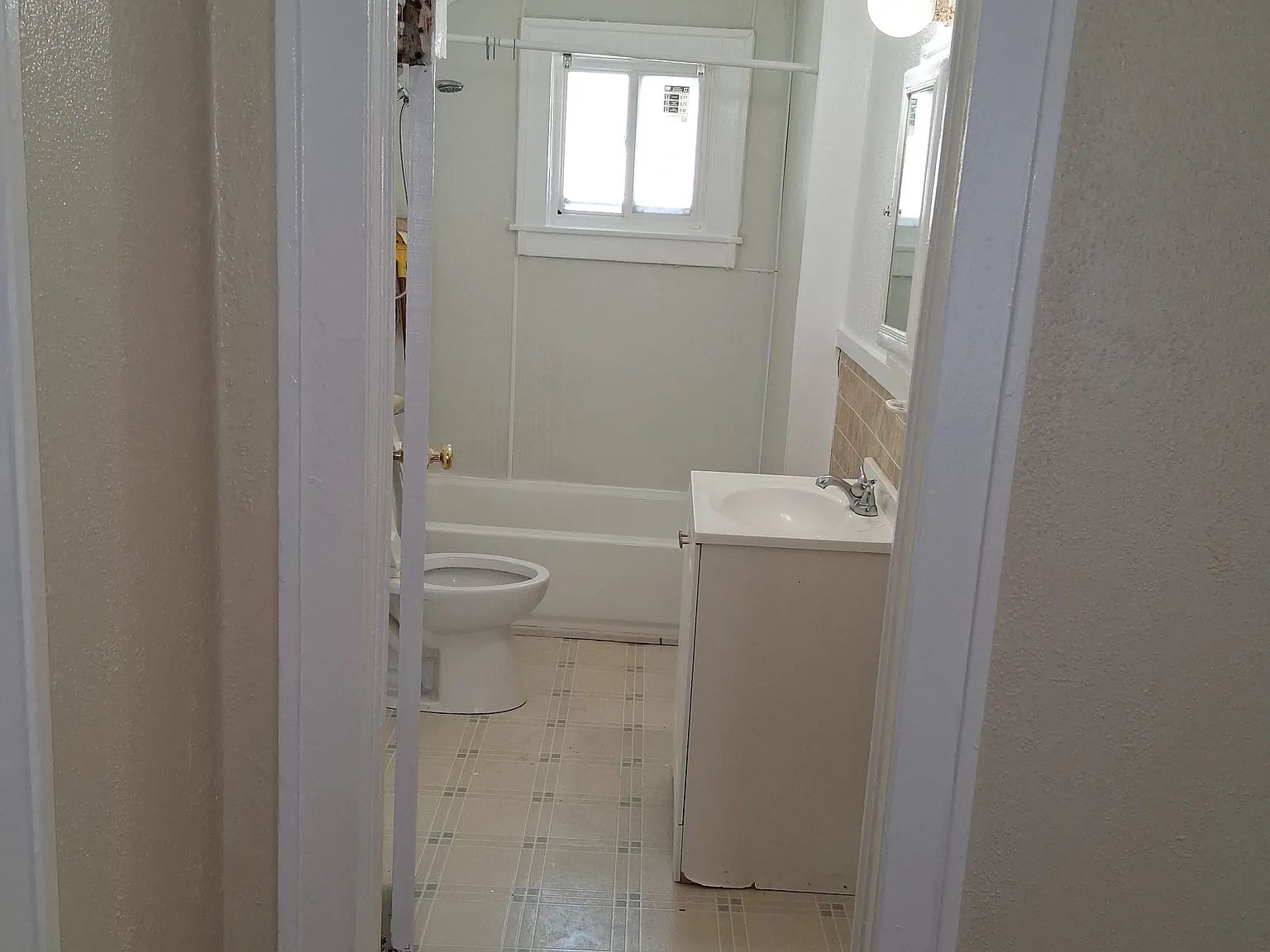 3 bed, 1400 sqft, $1,400 — Photo 2