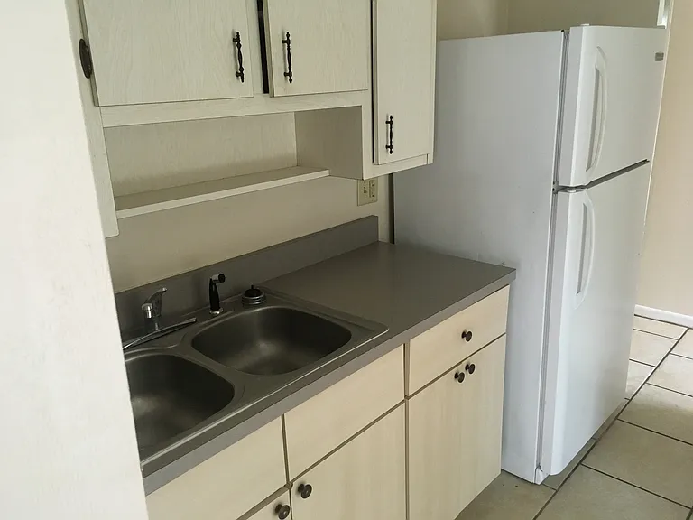 2932 NE 10th Dr — Photo 8