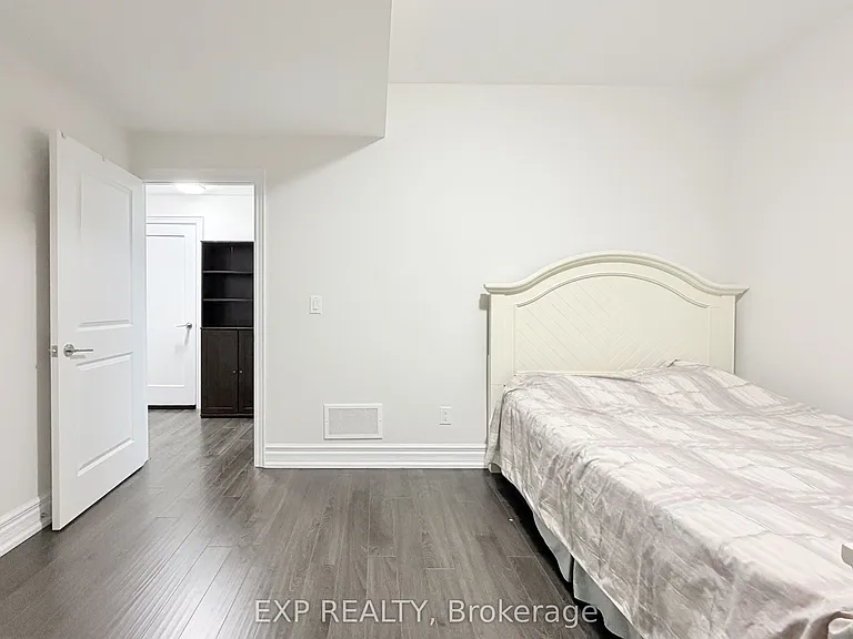 1606 Sandhurst Cres — Photo 20