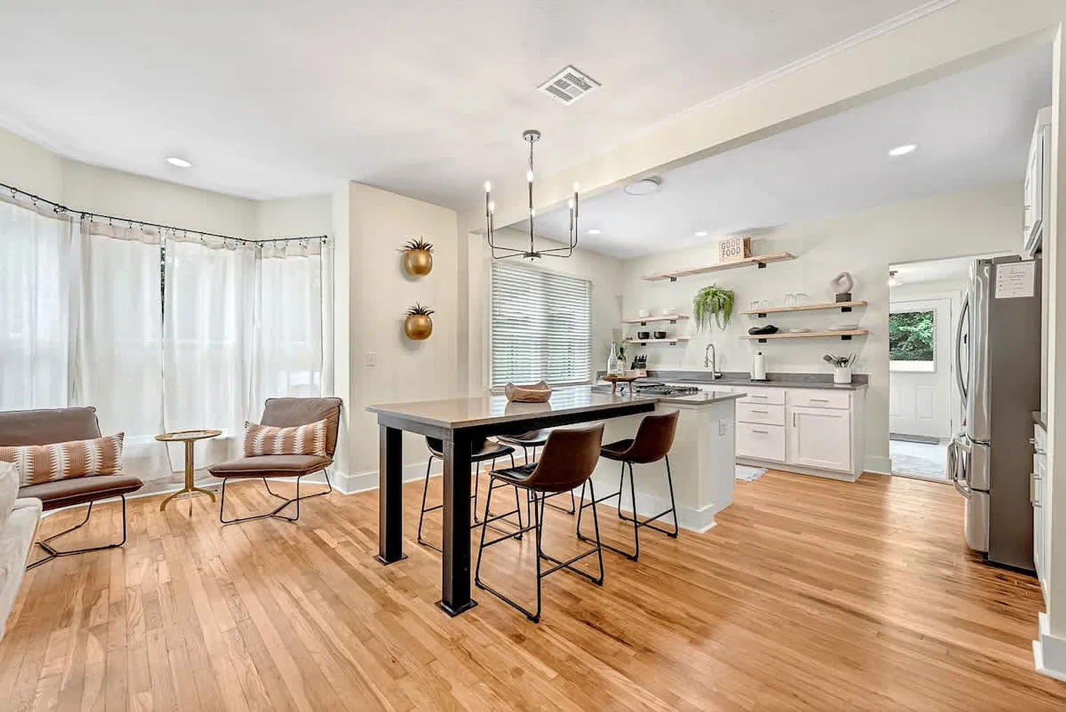 3 bed, 2.0 bath, 1582 sqft, $4,148 — Photo 4