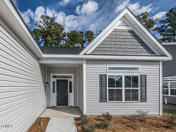 3rd image of 303 Sergeantjasper Cir