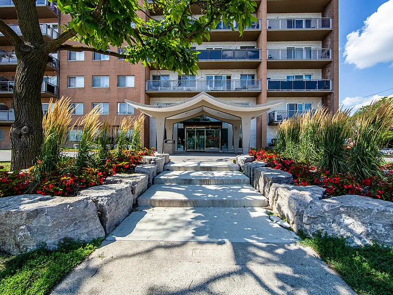 1285 Lakeshore Rd E — Photo 11