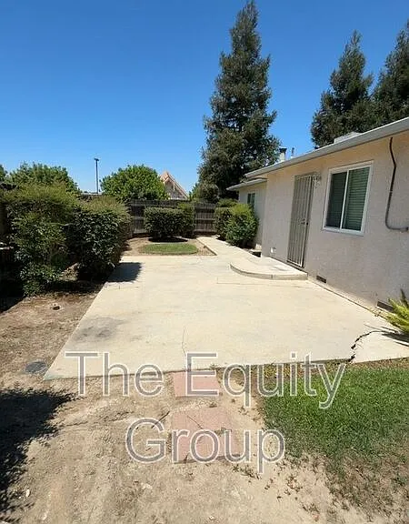 1325 S Crowe St — Photo 14