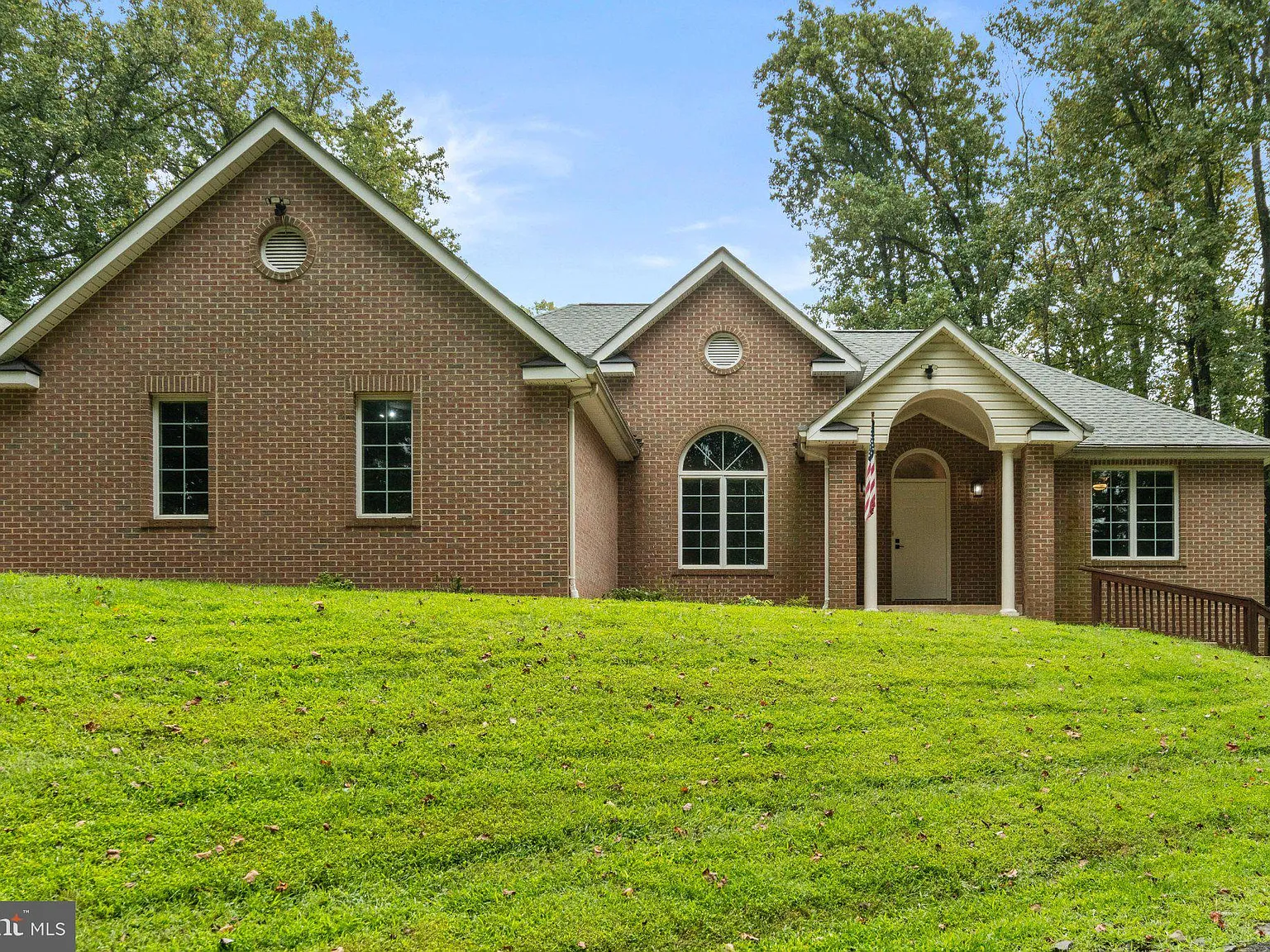 4 bed, 3.0 bath, 3423 sqft, $4,400 — Photo 2
