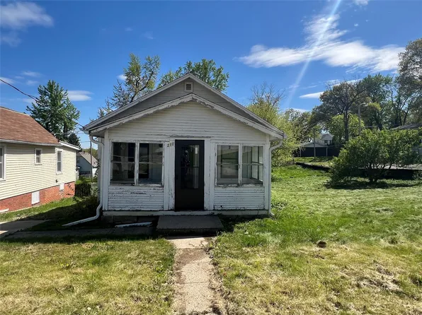 210 Fulton Dr, Des Moines, IA 50315