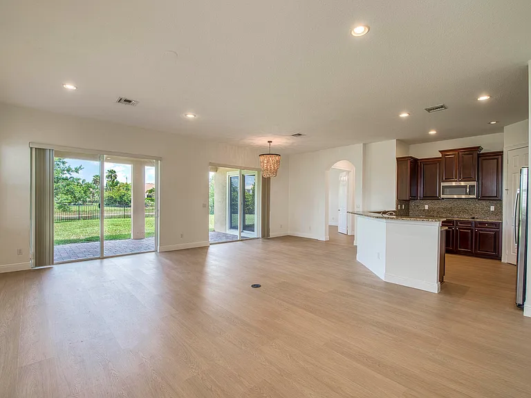 172 Manor Cir — Photo 10
