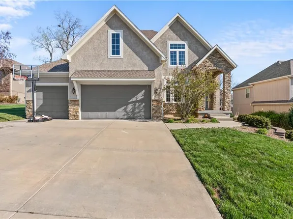 1308 NE Woods Edge Cir, Lees Summit, MO 64064