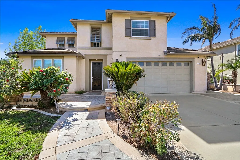 6 bed, 3.5 bath, 3563 sqft, $4,500 — Photo 1