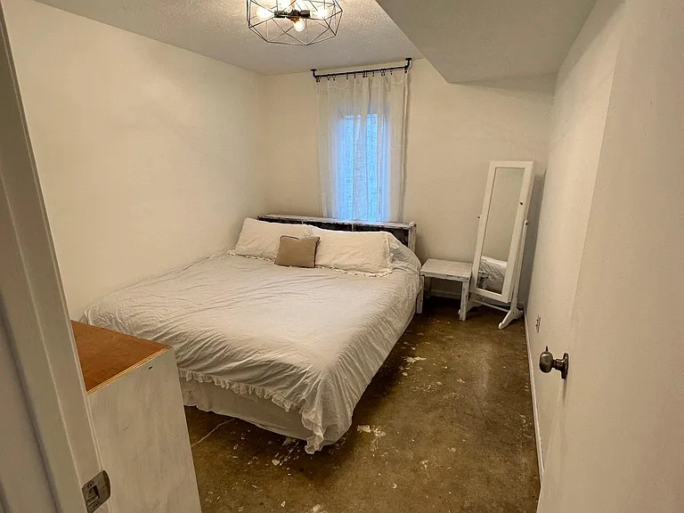 Guest bedroom / king bed.